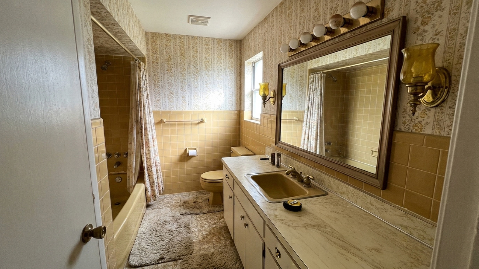 Outdated 1970's bathroom Outdated 1970's bathroom